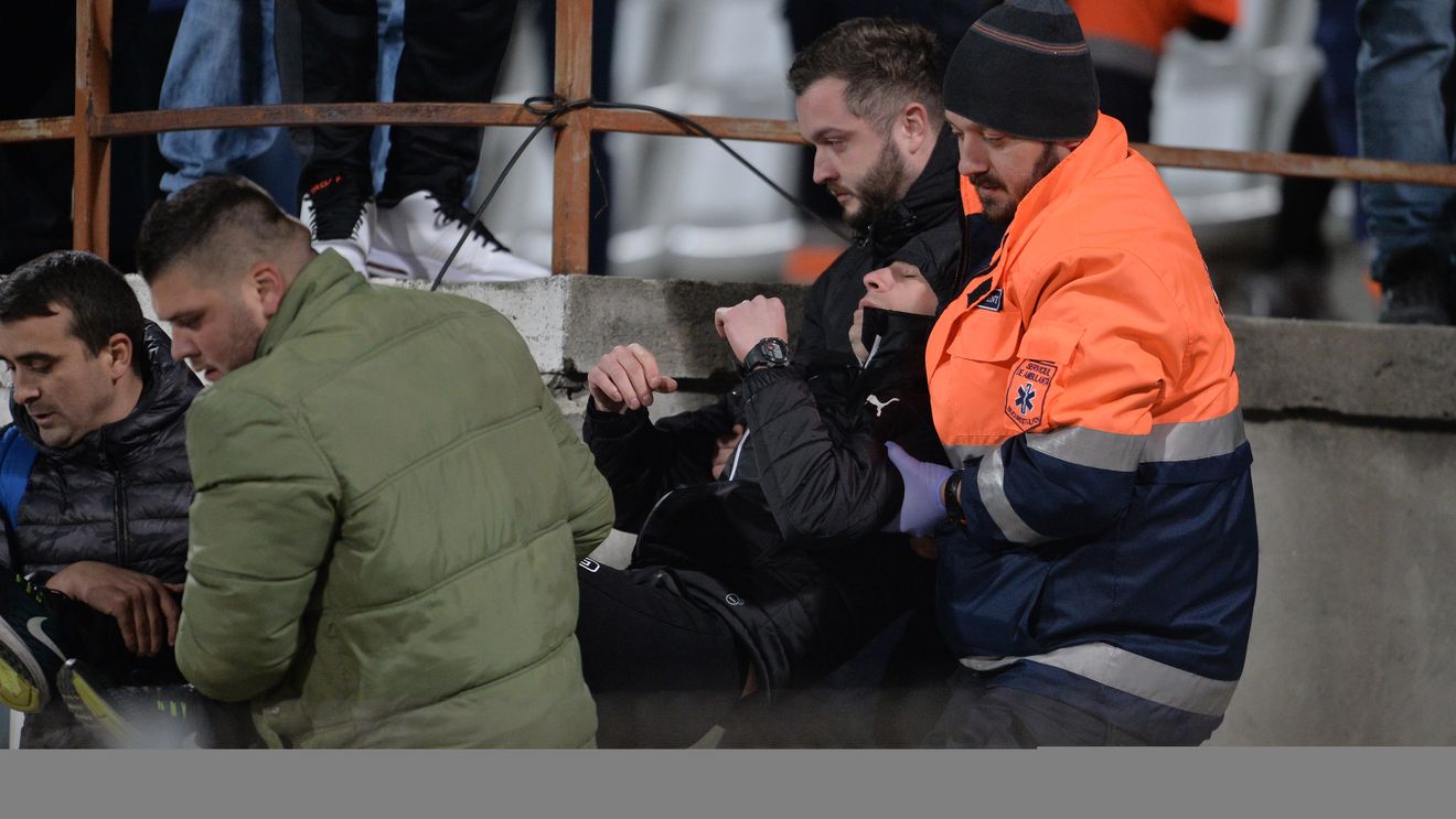FOTO | Comportament grobian al ultrașilor lui Dinamo la meciul cu Juventus. Elias Bucurică a bruscat un cameraman, după ce fanii au stricat momentul de reculegere ținut în memoria lui Cristian Țopescu. Explicațiile celui agresat