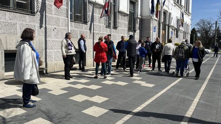 A fost din nou protest la Primăria Timișoara, și tot pentru sport! Culturiștii spun că rămân fără sală, canotajul și caiacul sunt în criză