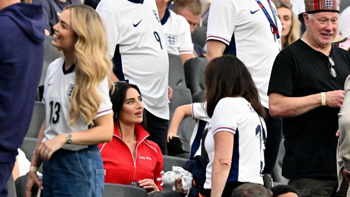 S-a întâmplat și asta la EURO: soția fotbalistului și amanta acestuia au stat în aceeași tribună, pe stadionul unde România își va juca soarta calificării!