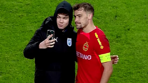 S-a aflat cine e fotbalistul Universității Craiova care și-a făcut selfie cu Darius Olaru! Fanii au turbat și au cerut să fie dat afară imediat, dar surpriza e uriașă: tatăl său a fost un cunoscut jucător al oltenilor!
