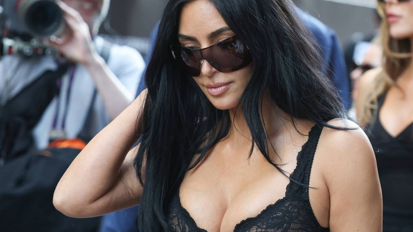 Kim Kardashian, apariție fără inhibiții la Monaco. Și-a arătat bustul generos după ce a venit direct de pe iaht la Marele Premiu de Formula 1