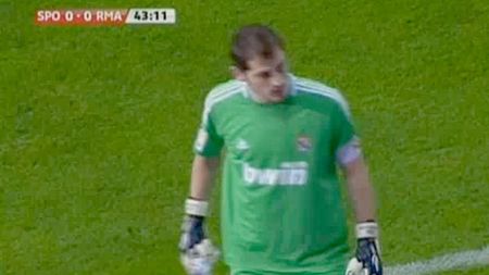 VIDEO** Iker Casillas, "bombardat" cu ziare mototolite de fanii lui Gijon! Vezi cum a reacționat portarul!