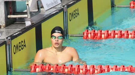 Robert Glință, calificat în finala Mondialelor de juniori de la Singapore  cu cel mai bun rezultat al probei de 100 m spate. Timpul lui (54,56) este un nou record al competiției