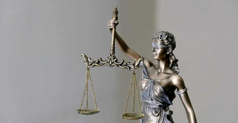 Bancul zilei. Într-un process de divorț, judecătorul o întreabă pe reclamantă: ”Sunteți sigură de ceea ce cereți”