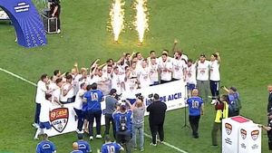 Imagini senzaționale din Bănie! FC U Craiova a sărbătorit alături de suporteri promovarea în Liga 1 | FOTO & VIDEO