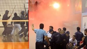 Ce s-a întâmplat la Petrolul - Steaua e nimic!** NEBUNIE TOTALĂ‚ la un meci de volei!** VIDEO Pietre, torțe și bombe artizanale: fetele au ieșit urlând din sală!