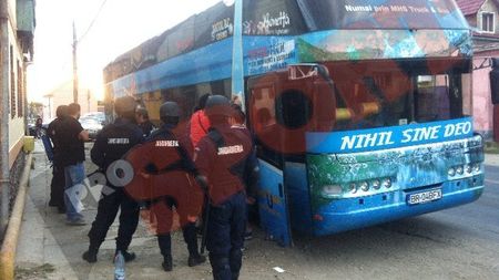 FOTO & VIDEO APOCALIPSA în Ardeal!** Lupte cu coase, topoare și pietre înainte de Gaz Metan Mediaș - Steaua! Fanul cu mâna tăiată a fost operat la Spitalul Bagdasar-Arseni