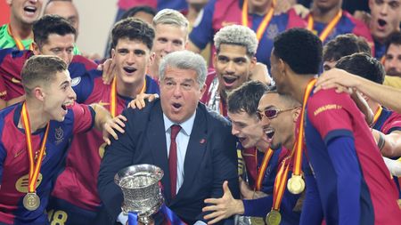Prietenul lui Giovanni Becali nu s-a mai putut abține și a sărbătorit ca un nebun triumful din Real Madrid - FC Barcelona 2-5. Cum s-a bucurat, pe teren, Joan Laporta cu jucătorii săi