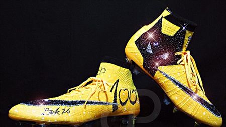 FOTO | Cele mai opulente ghete de joc sunt acoperite cu cristale Swarovski. Surprinzător: ce fotbalist le va inaugura în weekend