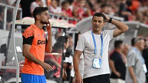 Mihai Rotaru îl plăteşte pe Costel Gâlcă în rate, după ce l-a dat afară: „Iau banii ca la bancă”