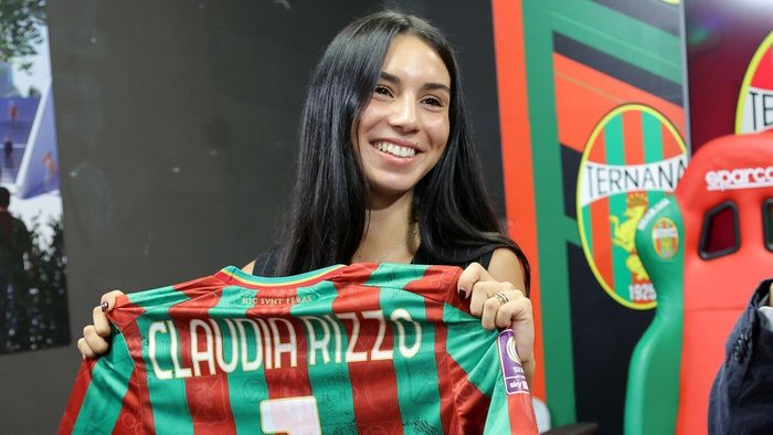 Claudia a ajuns la 23 de ani președinte. Un amănunt nu poate fi neglijat: este fiica moștenitoare a unui miliardar!
