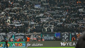 Gest grosolan față de fotbaliști. Ce s-a întâmplat pe teren, imediat după FCSB - PAOK, când jucătorii au ajuns în dreptul peluzei