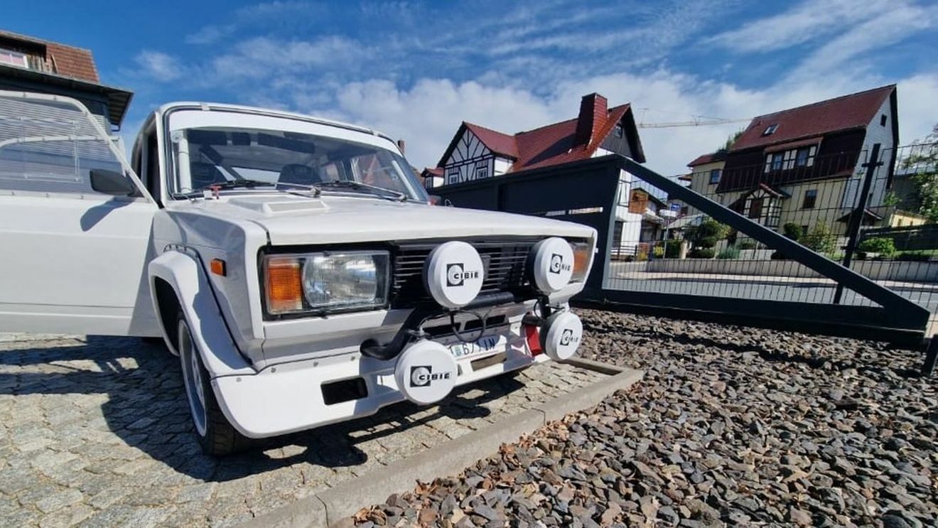 O Lada veche se vinde cu prețul unui Mercedes nou. Secretul de sub capotă
