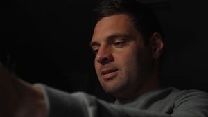 Steaua și-a prezentat noile echipamente de joc, cu cele mai importante trofee câștigate de un club din România imprimate pe piept! Adi Popa, vedeta videoclipului: ”Roșu. Albastru. Cele mai frumoase culori de pe Pământ”