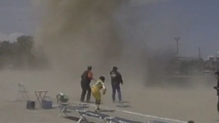 VIDEO TERIFIANT** Un grup de puști, "înghițit" de "praful diavolului"! Momente de groază pe un teren de fotbal din Japonia