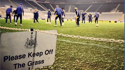 FOTO: Ce este anormal în această imagine? :)** Jucătorii lui Metalist au fost întâmpinați cu un mesaj „special” pe stadionul lui Newcastle
