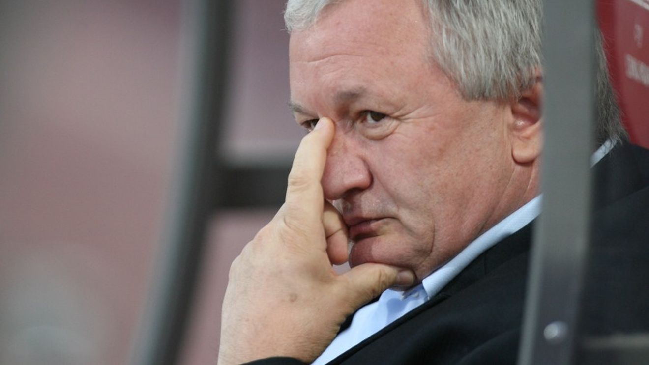 Porumboiu, atacat de fanii "câinilor"