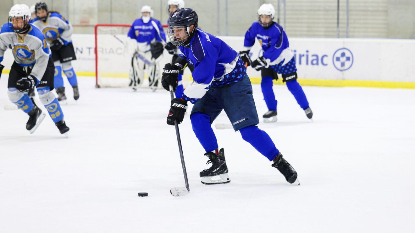 De la primii pași pe gheață la performanță în hochei: cum arată drumul spre succes pentru copiii din echipele de hochei susținute de Fundația Țiriac
