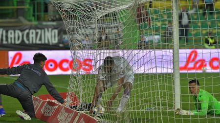 SCANDAL MONSTRU în FC Argeș - Rapid! Golul de 3-2, anulat de VAR pentru un fault la mijlocul terenului