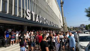 Nebunie în Giulești înaintea derby-ului Rapid - FCSB! Peste 1.000 de oameni s-au pus la coadă, dar marele meci este deja sold-out. Anunțul lui Gigi Corsicanu: „Nu mai sunt bilete!” | EXCLUSIV