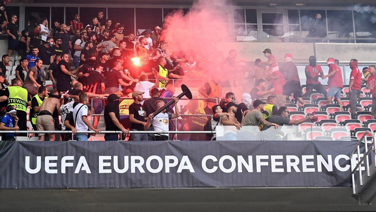 Imagini de coșmar la Nice - Koln! Rareș Ilie, martor la bătaia ultrașilor. Un suporter s-a prăbușit de la 5 metri și e în stare gravă | VIDEO