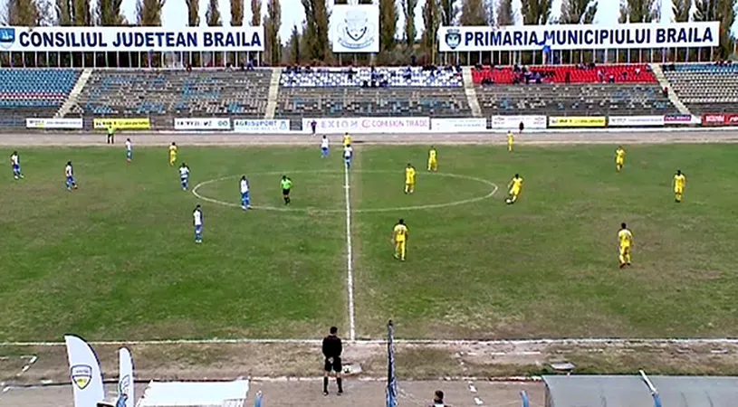 Protest la Brăila înaintea meciului cu Petrolul.** Jucătorii lui Florentin Petre au rămas nemișcați pe teren după fluierul de start al arbitrului. Motivul care i-a făcut să recurgă la acest gest