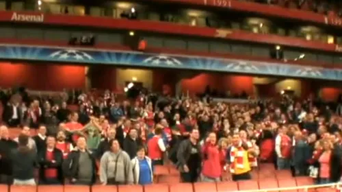 VIDEO** Din seria „pericole la locul de muncă”! Un reporter este sabotat de fanii lui Arsenal! :) Vezi cum!