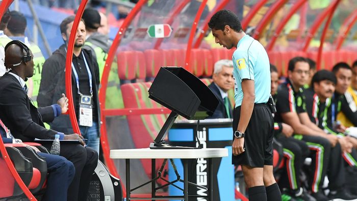EXCLUSIV | Arbitrajul video în Liga 1, blocat de Burleanu. LPF a trimis la FRF un dosar cu 600 de pagini pentru aplicarea VAR din sezonul viitor. Ce reacție a avut federația