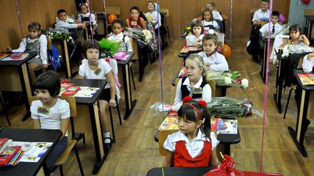 "Mergeți la școală, că și școala e bună la ceva!" Au ajuns la vorba lui Hagi :)** Campanie "anti-chiul" inițiată de Poli