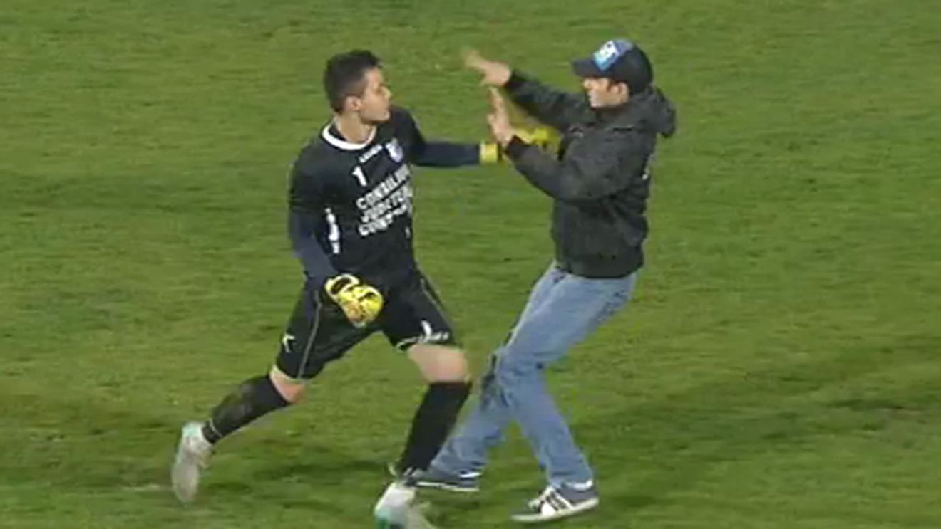FOTO | Fază șocantă în prelungirile meciului Farul - Dunărea 2-6. Un suporter al "marinarilor" a pătruns pe teren și s-a luat la bătaie cu portarul constănțenilor