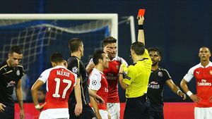 Hațegan, ai grijă! Trei vedete de la Arsenal au fost "cavaleri ai fluierului" pentru o zi