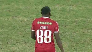 Dinu și Panduru "i-au încheiat cariera" lui Zenke! Cei doi n-au avut milă de mijlocașul adus de Rednic: "Dacă pui o haină pe el îl duci la Botezatu"