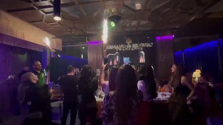 Adrian Mititelu jr., petrecere cu râuri de șampanie și o masă plină de femei, după victoria Craiovei în Giulești! După ce a făcut circ și a fost la un pas să fie „linșat” de fanii Rapidului, „prințișorul” din Bănie a spart banii tatălui pe distracție | VIDEO EXCLUSIV