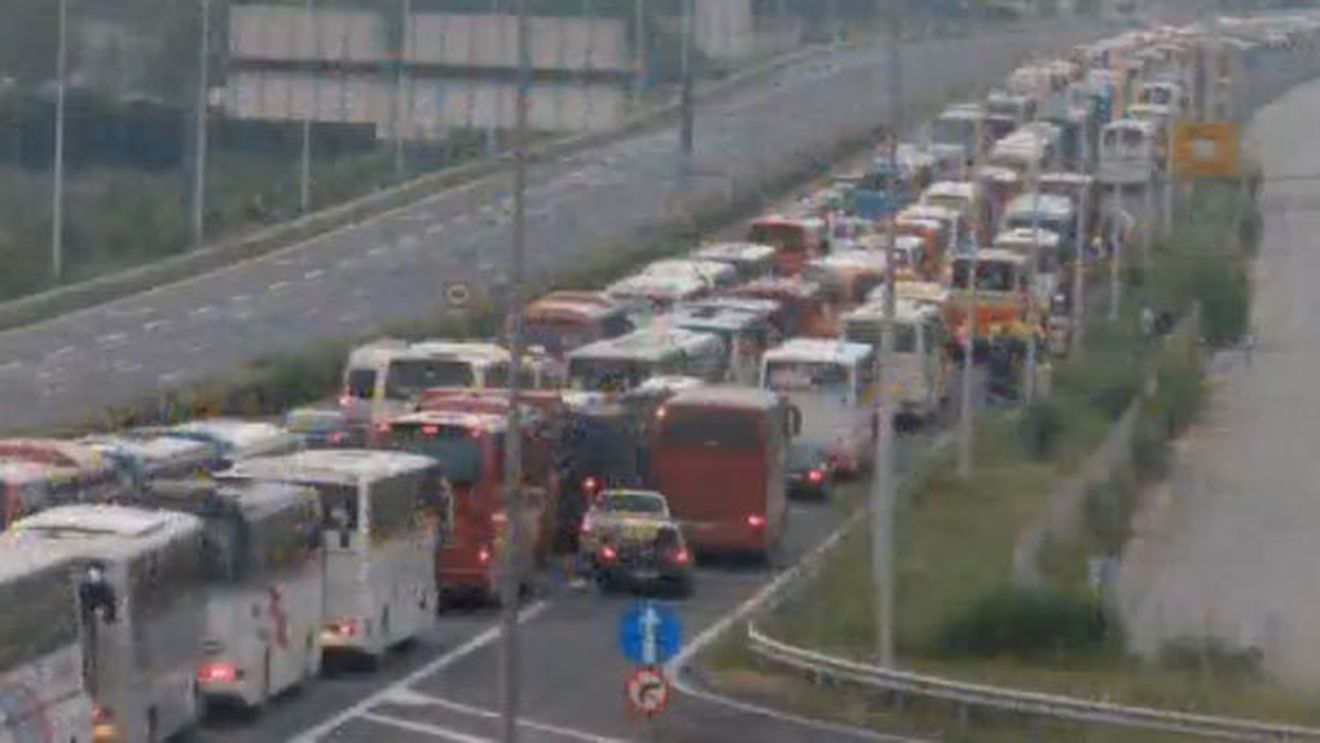 VIDEO IMPRESIONANT** Ă‚sta e modelul adoptat de fanii "câinilor" pentru finala Cupei! Cum a deplasat Aris 25.000 de fani în 360 de autocare