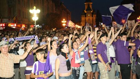 Fanii timișoreni protestează din nou în Piața Operei