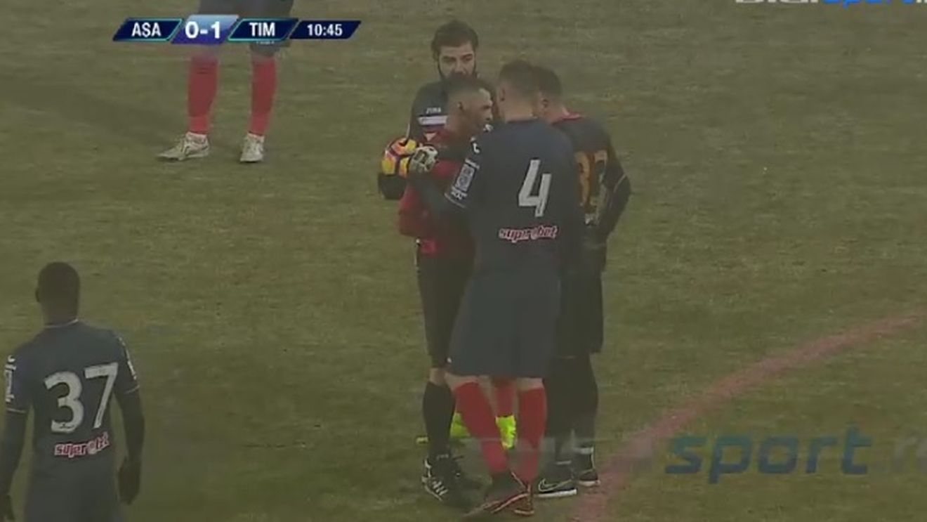 Nu a mai rezistat când a văzut ce se întâmplă pe teren. Mesaj tranșant pentru arbitrul de la ASA - ACS Poli: "Dacă mă accidentez, vă dau în judecată"