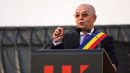 Emil Boc, primarul-suporter pentru U Cluj, în deplasarea din Armenia: „Să ne bucurăm! Destul trăim încrâncenați”. Povestea amuzantă cu stewardesa, din avion, și dezvăluiri despre Sabău și Radu Constantea. EXCLUSIV