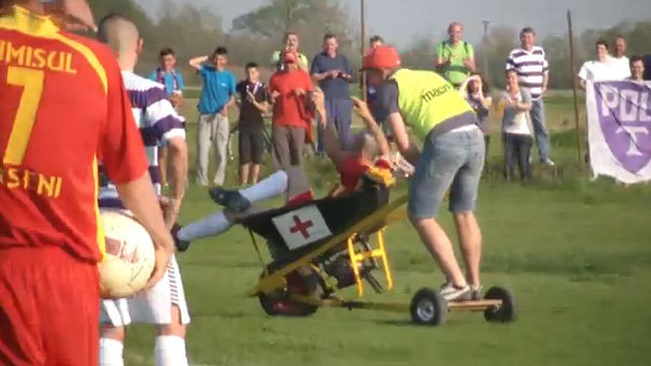 VIDEO GENIAL! N-o să te poți opri din râs după faza asta!** :) Un jucător accidentat e scos cu roaba motorizată, la un meci din România! Vezi cum arată asistenta :)