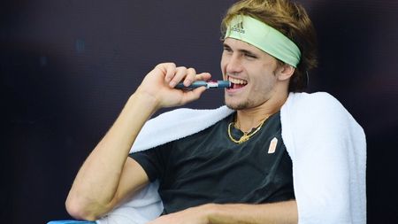 Controversă imensă în jurul unui protagonist de la Turneul Campionilor! Înaintea unui meci decisiv pentru semifinale, este acuzat că a trișat. Imaginile incriminatoare, ce ar încerca acesta să ascundă + răspunsul ATP