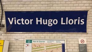 Un tribut adus campionilor mondiali: "Trenul circulă pe direcția On a 2 Etoile - Victor Hugo Lloris. Pentru Nous Avron Gagne, coborâția la stația Notre Didier Deschamaps"