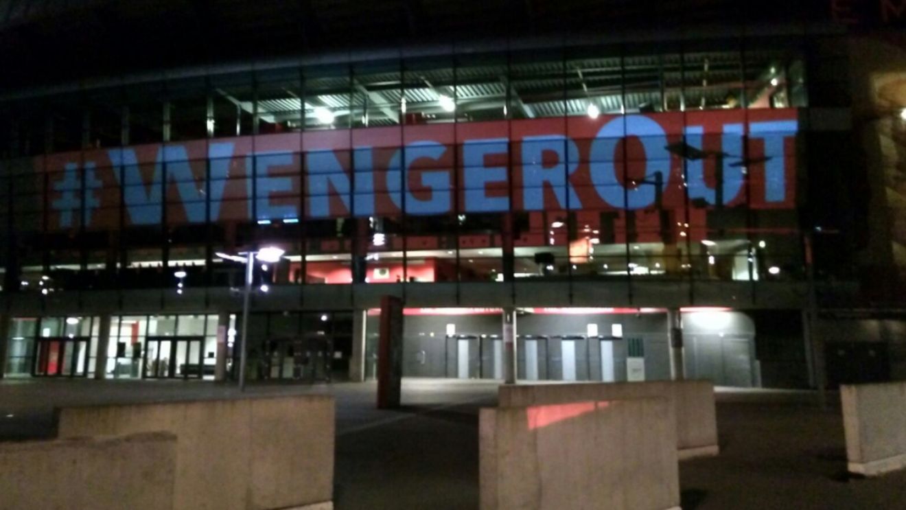 Poziție agresivă luată de fanii lui Arsenal în privința lui Wenger. FOTO | Mesajul "Wenger OUT", proiectat pe mai multe clădiri din Londra  