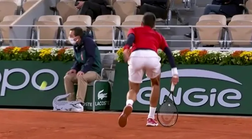 Novak Djokovic a comis-o din nou! Campionul sârb a lovit un arbitru cu mingea în cap și la Roland Garros | VIDEO