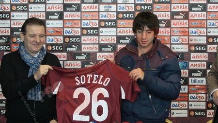Sotelo a fost prezentat oficial la Rapid!** Vezi ce jucător a fost "angajat" ca translator :)