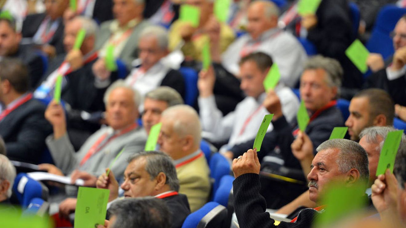 Planul opoziției de la "Casa Fotbalului": cu 75 de semnături se ajunge la alegeri anticipate pentru președinția FRF