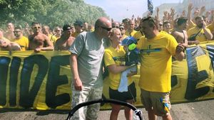 VIDEO | Momentul în care îți recapeți încrederea în omenire: 20.000 de ultrași i-au strigat numele unui copil bolnav, pe strada din fața spitalului
