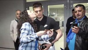 Nu i-a putut rezista lui Ianis! VIDEO | Cum a reacționat Hagi junior când a fost sărutat de o olteancă, după meciul de pe "Oblemenco"