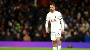 Radu Drăgușin a intrat de urgență pe teren în meciul Aston Villa - Tottenham! S-a rupt favoritul lui Ange Postecoglou: ce s-a întâmplat la un singur minut după ce românul a intrat pe gazon