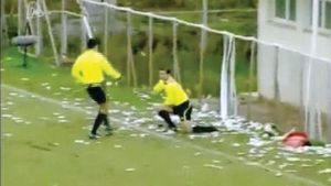 Scene de coșmar la Atena!** Unul dintre asistenți a fost lovit în umăr de un scaun "lansat" din tribune