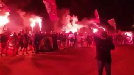 Atmosferă explozivă în miez de noapte! Ultrașii Rapidului au făcut spectacol în fața hotelului unde sunt cazate fetele de la handbal | VIDEO