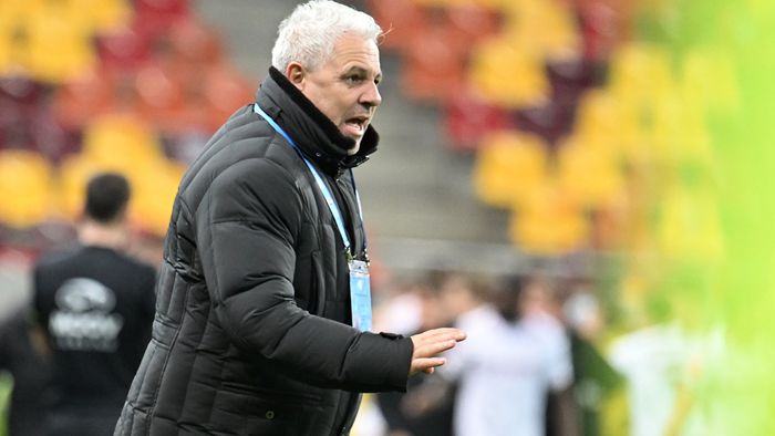 Marius Şumudică a găsit vinovatul pentru eşecul cu Craiova şi l-a acuzat public, dar a „jucat” la două capete: „N-ai voie să nu opreşti jocul acolo. Nu e vinovat, dar spun”